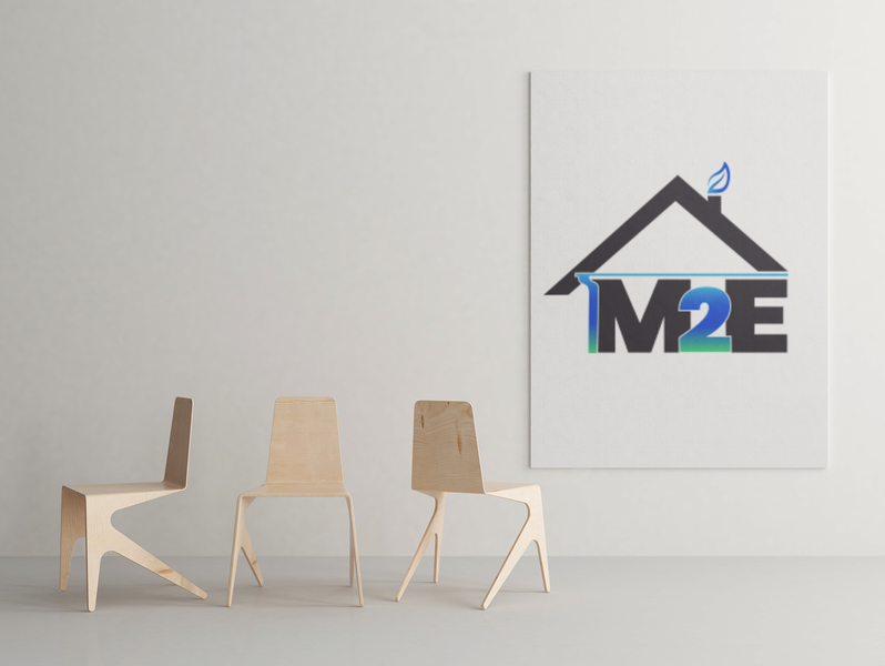 Trois chaises en bois à côté d'une affiche murale représentant le logo M2E en forme de maison.