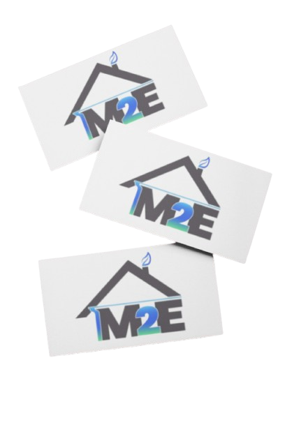 Trois cartes inclinées affichant le logo M2E en noir, gris et bleu.