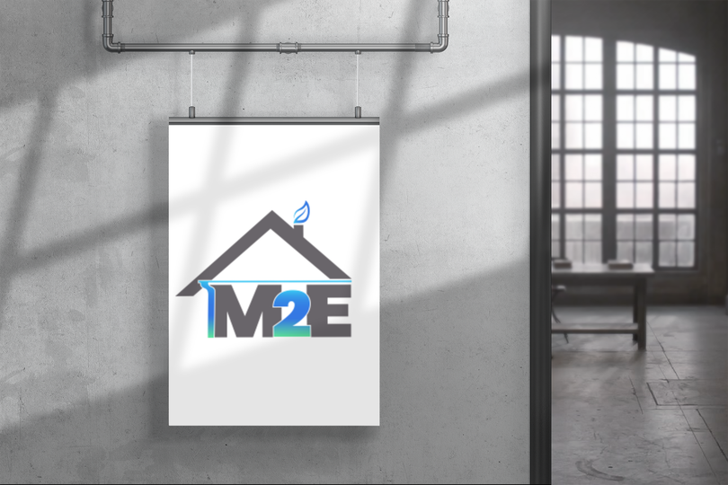 Affiche du logo M2E sur un mur d'une pièce ensoleillée avec de grandes fenêtres