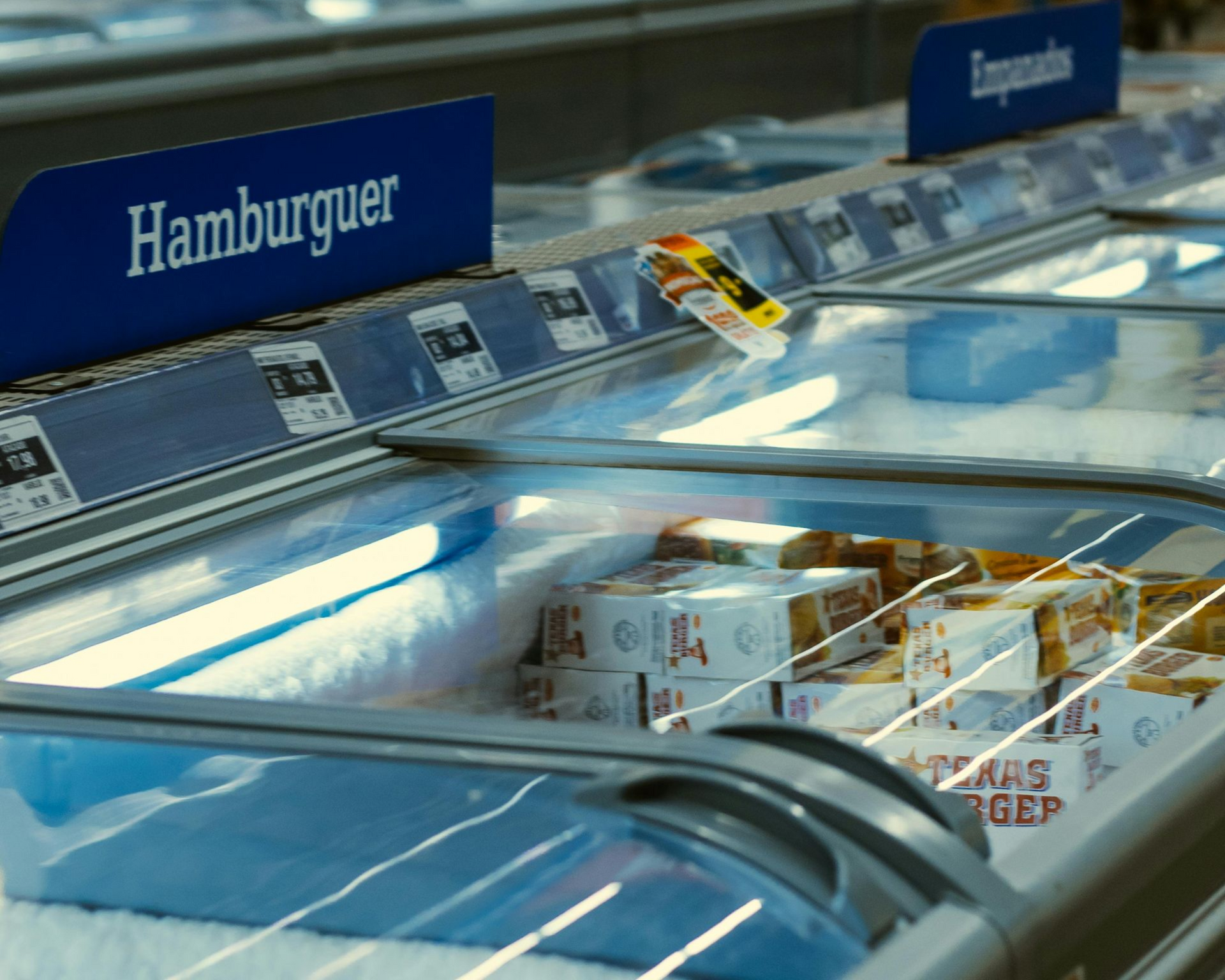 Vitrina congeladora en un supermercado, etiquetada como