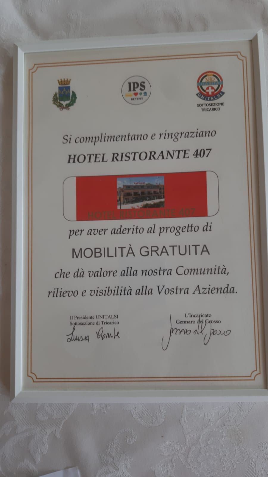Certificato incorniciato per l'Hotel Ristorante 407, che premia il suo progetto di mobilità gratuita per la comunità.