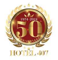 Logo del 50° anniversario dell'Hotel 407: cerchio dorato con sfondo rosso e 