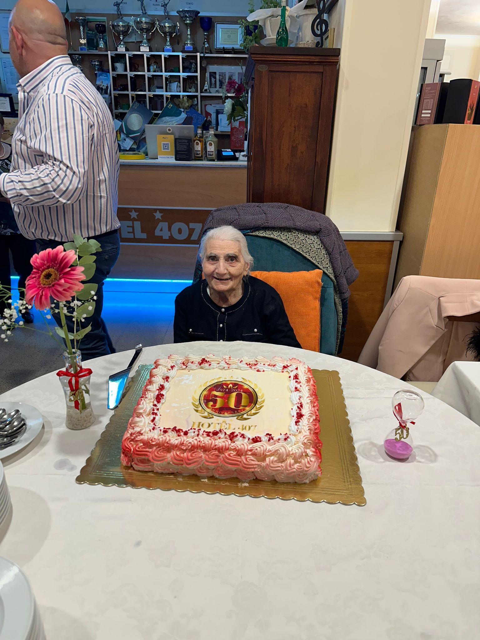 Donna seduta a un tavolo con una torta 