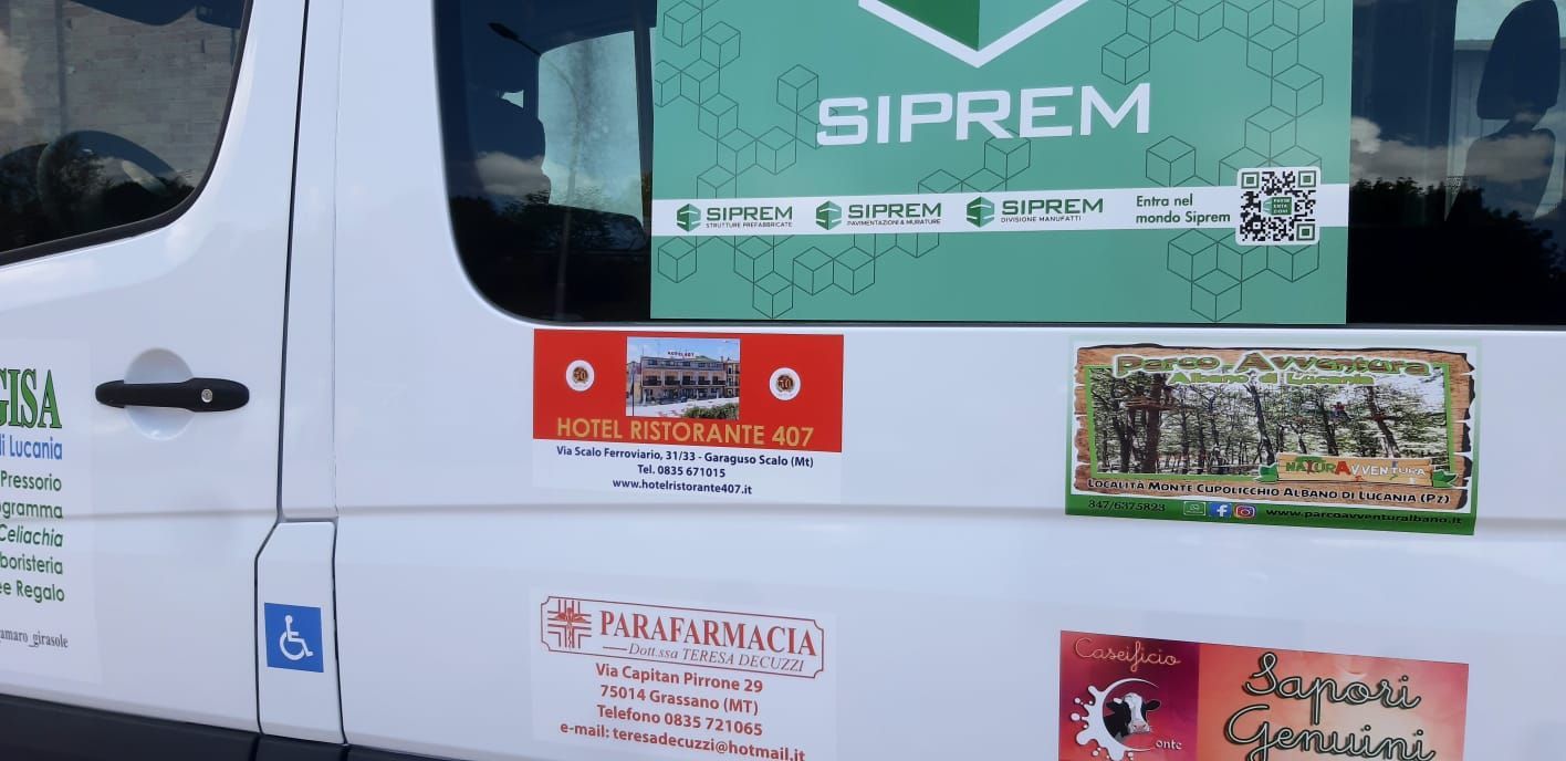 Furgone bianco con adesivi. Logo SIPREM verde e adesivi rossi, marroni e verdi lungo la fiancata. Simbolo blu per disabili.