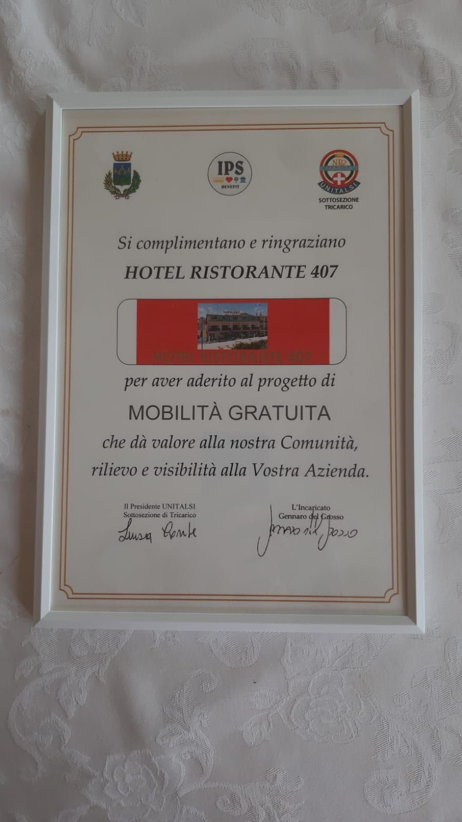Certificato incorniciato: Hotel Ristorante 467 riconosciuto per il progetto di mobilità gratuita; include loghi, testo e firme.