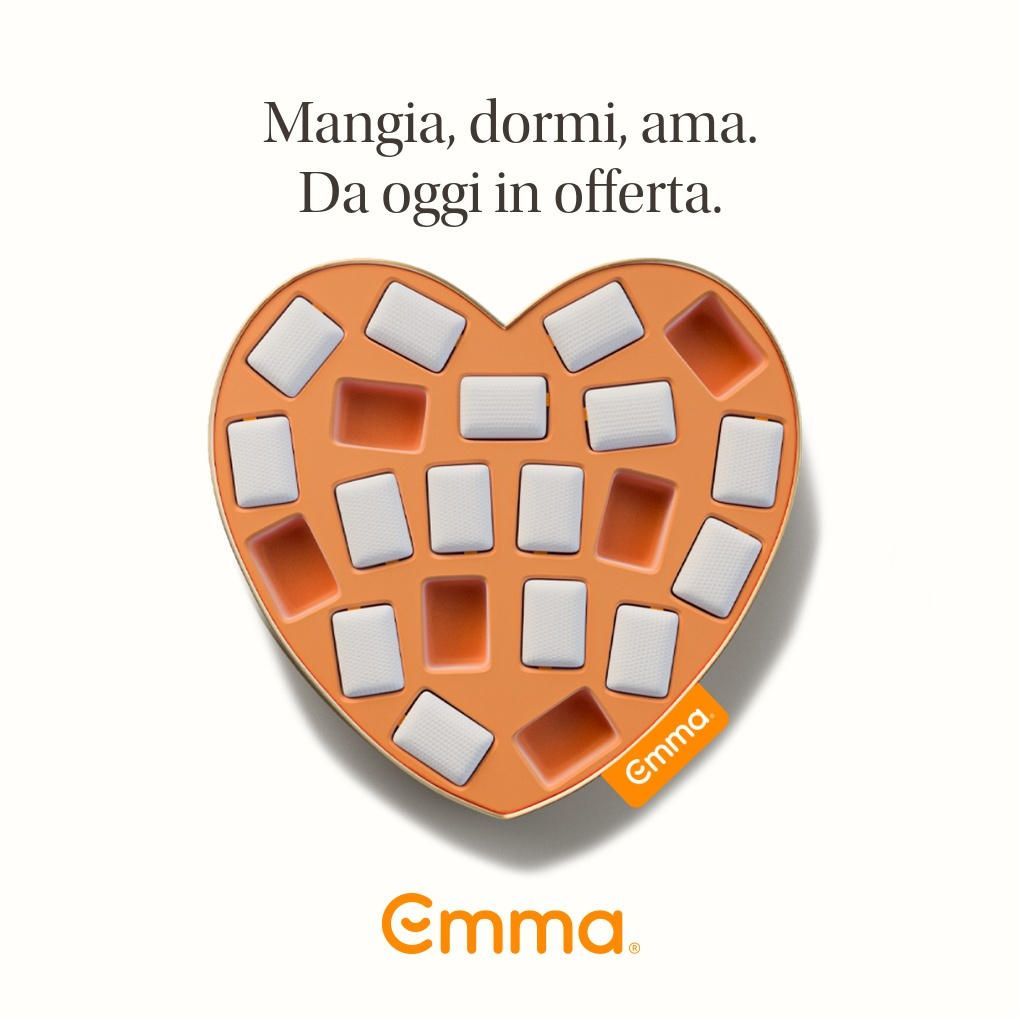 Una scatola a forma di cuore con scritto Emma sopra