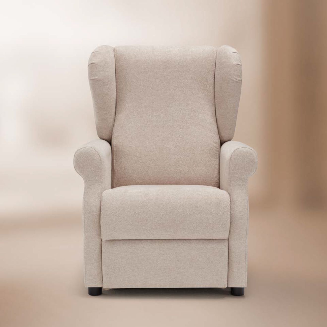 Una poltrona reclinabile beige è posizionata davanti a una finestra in un soggiorno.