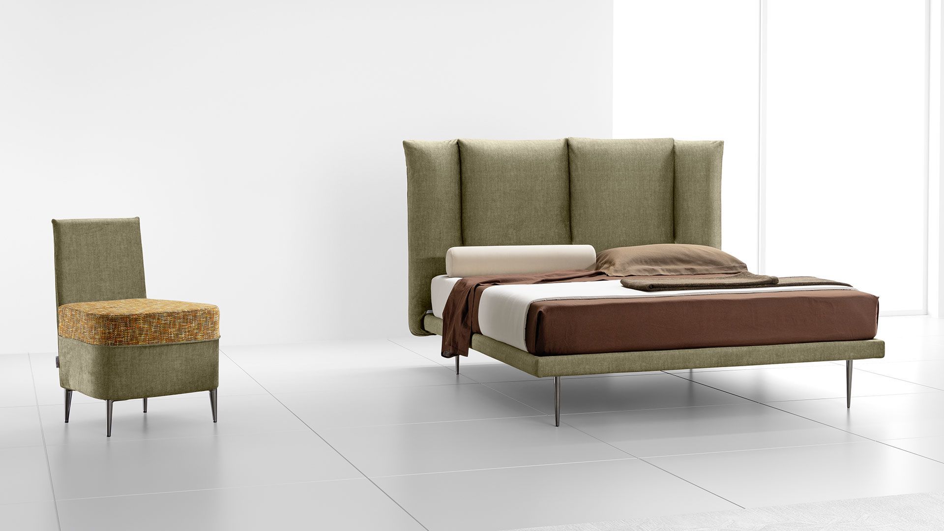 Un letto con la testiera verde è accanto a una sedia