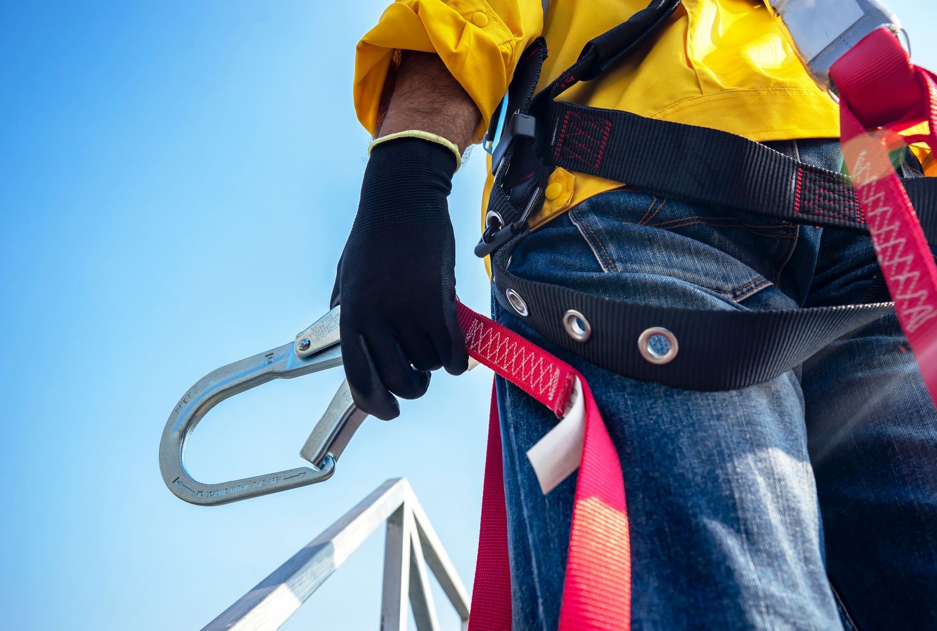Stivali da lavoro, guanti, casco, occhiali protettivi e protezioni acustiche; equipaggiamento di sicurezza.
