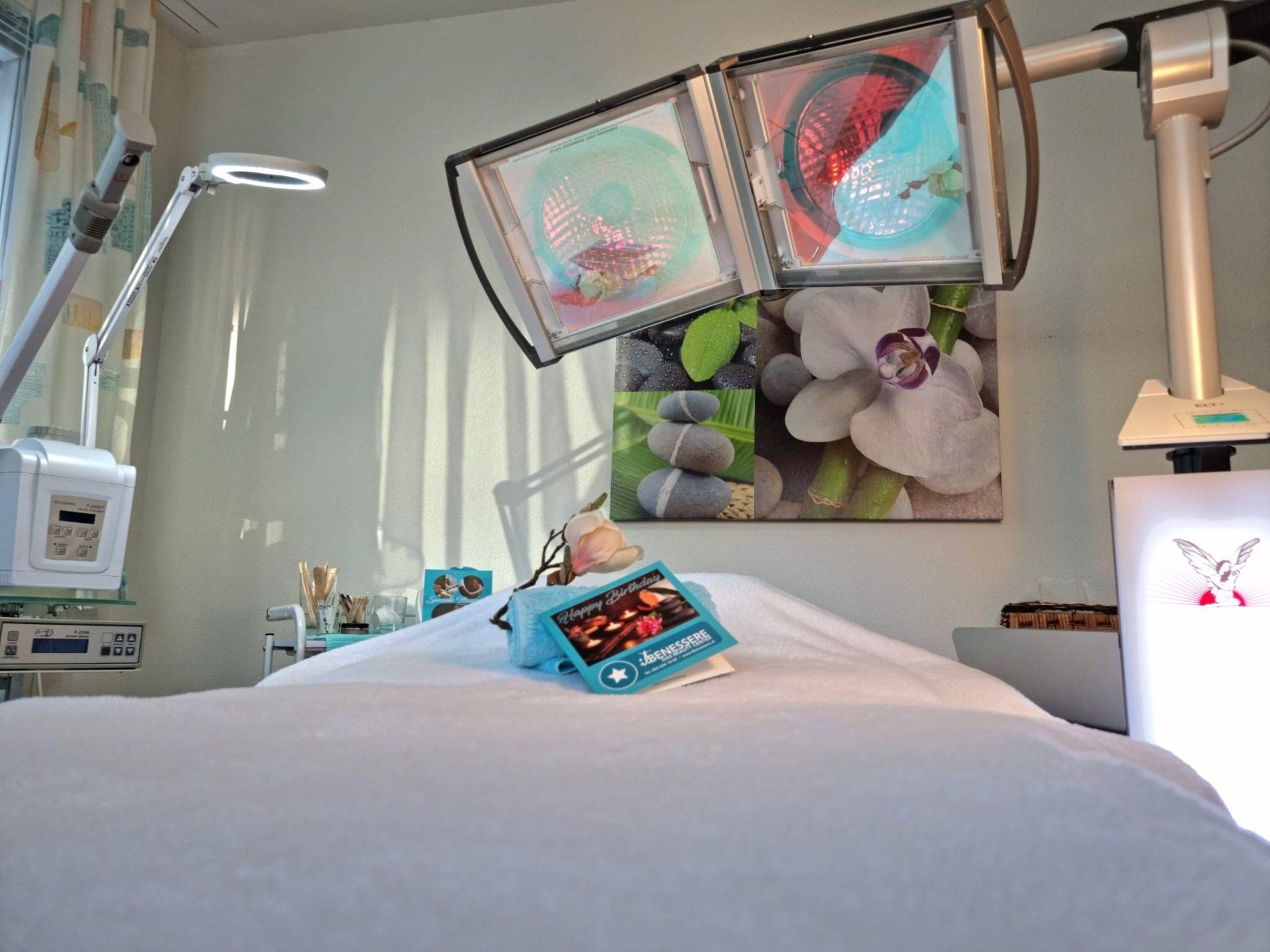 Ein Bett in einem Zimmer mit einem Blumenbild an der Wand