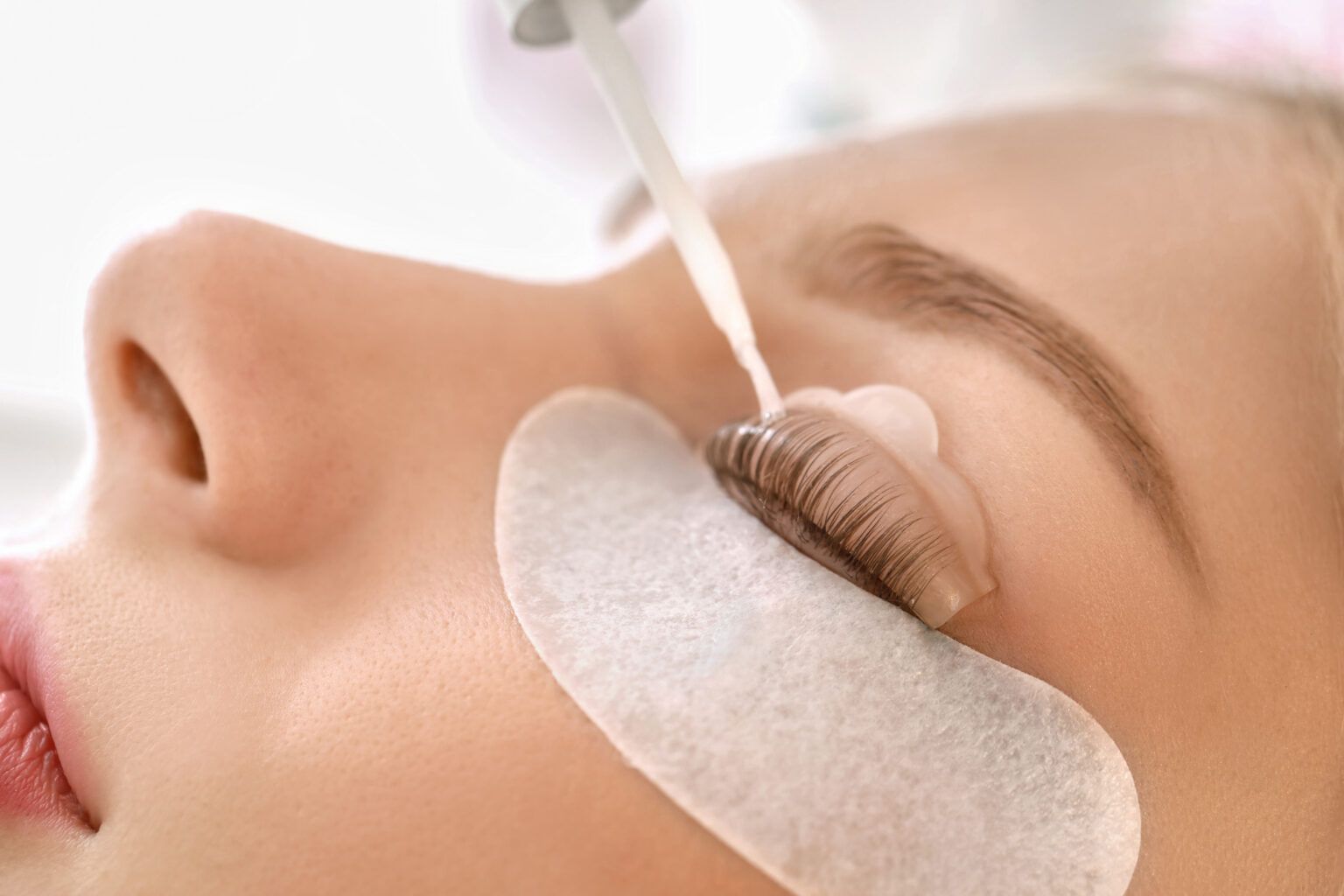Eine Frau lässt sich in einem Schönheitssalon die Wimpern machen.