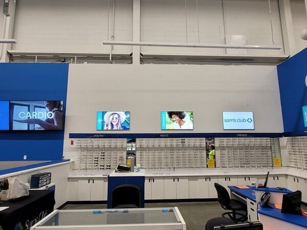 A store with a sign that says cardio on it