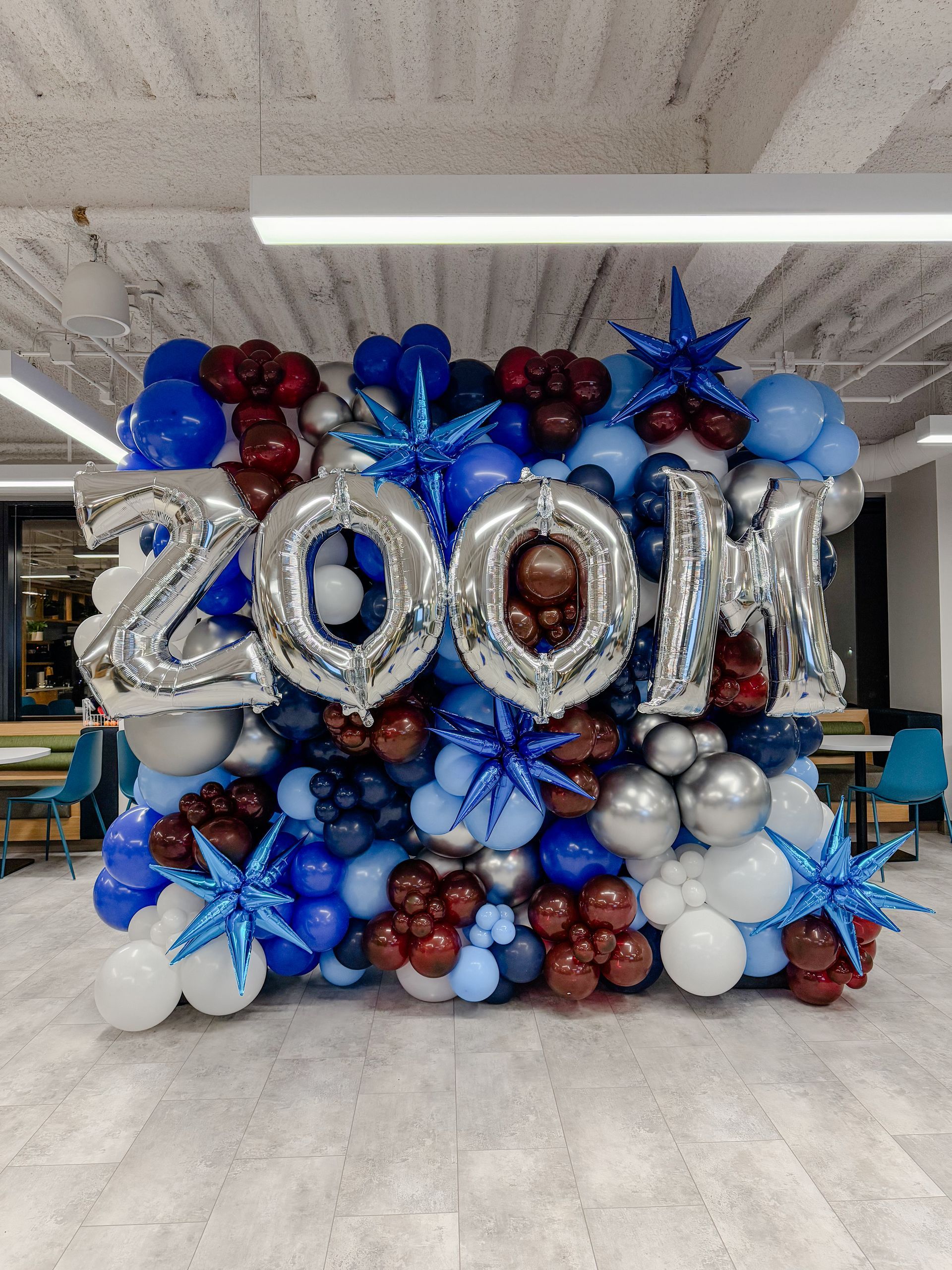 A wall of balloons with the word zoom on it