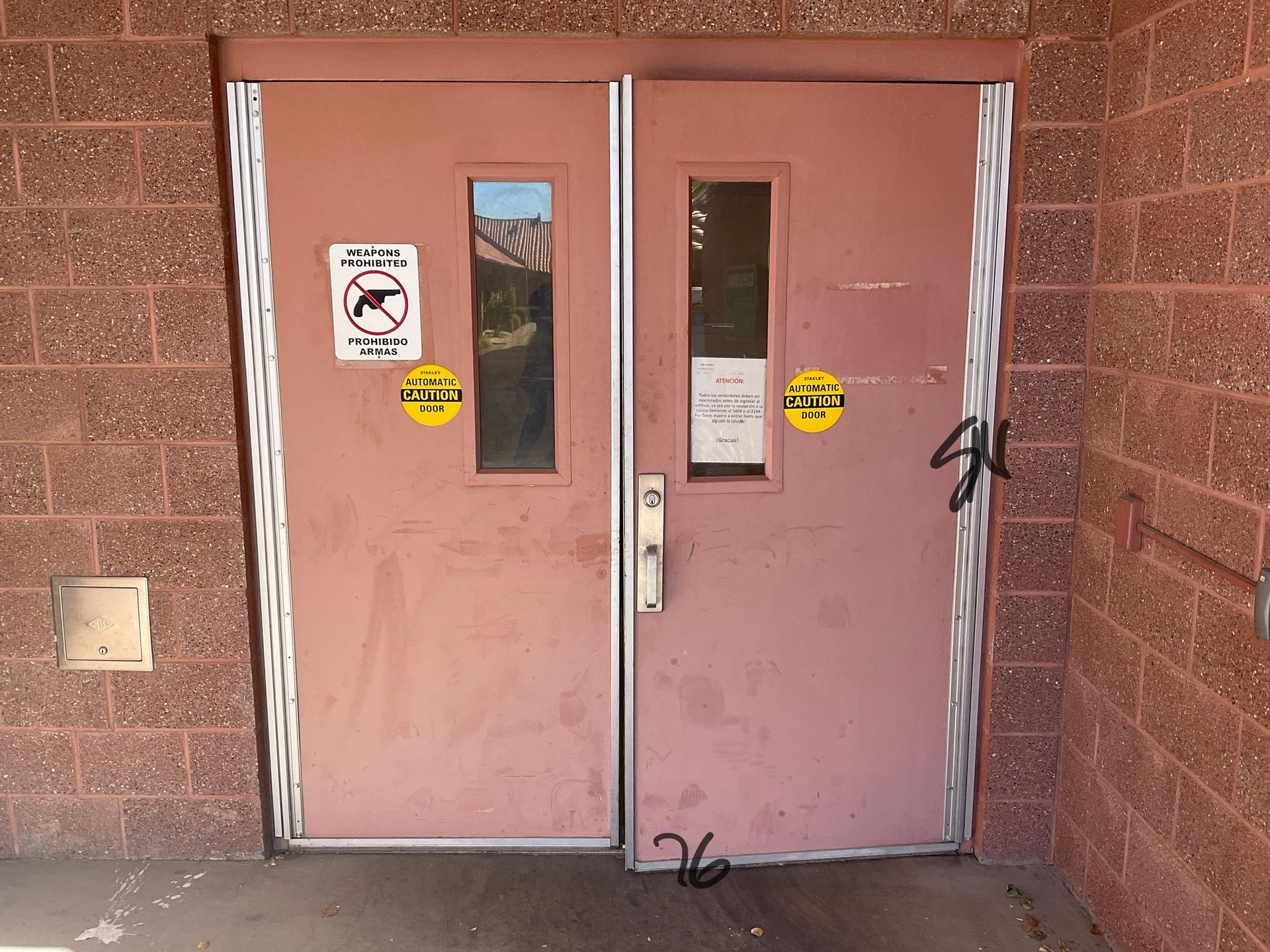 A door with a sticker on it that says no dogs