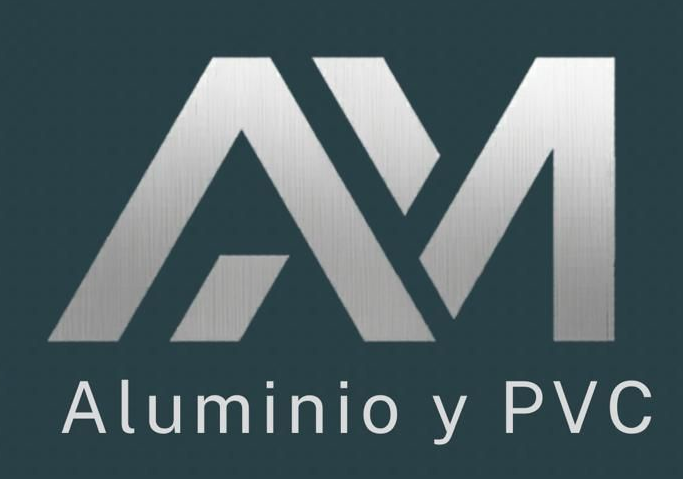 Logo gris metálico “AM Aluminio y PVC” sobre fondo azul oscuro.