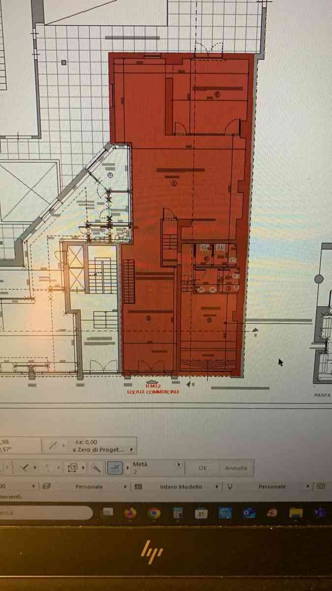 Planimetria evidenziata in rosso sullo schermo del computer, con linee architettoniche e disposizione delle stanze ben visibili.