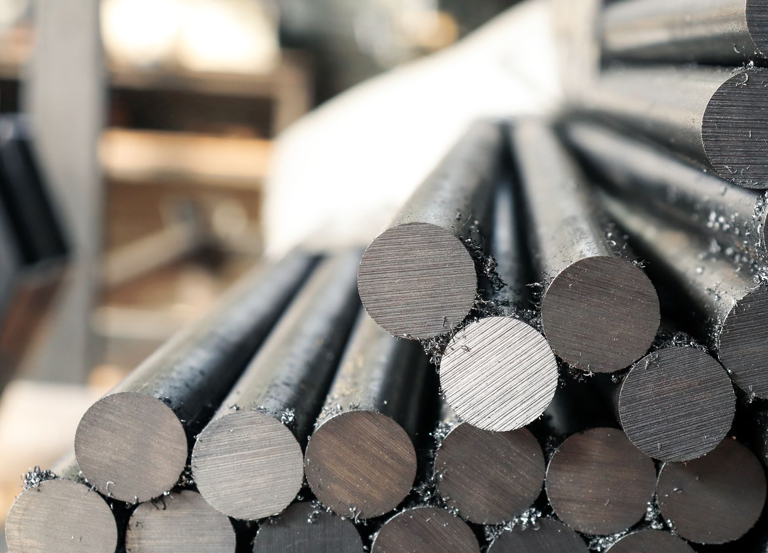 Tiges métalliques noires empilées avec des extrémités circulaires dans un atelier