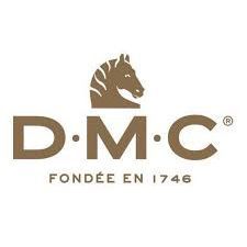 Logo DMC: testo marrone e testa di cavallo zebrata in alto. Scritte