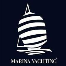 Logo di una barca a vela bianca con vele a strisce su sfondo blu scuro. Il testo recita 