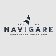 Logo per Navigare Sportswear and Leisure, caratterizzato da un disegno di vela blu navy sopra il testo.