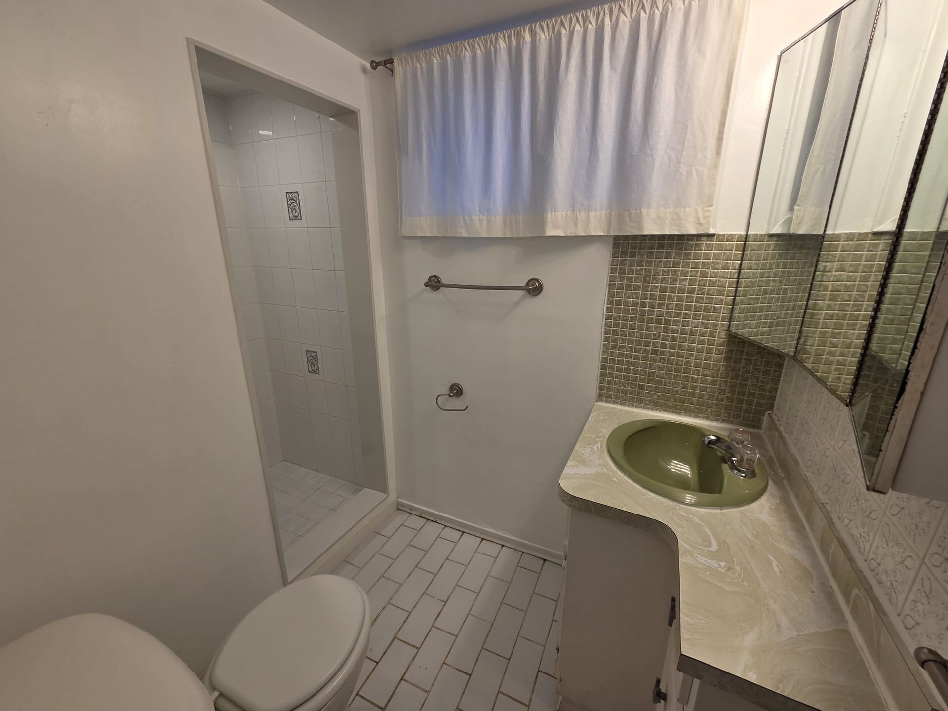 Full bathroom with modern finishes, listed by Laura Cooper Realtor