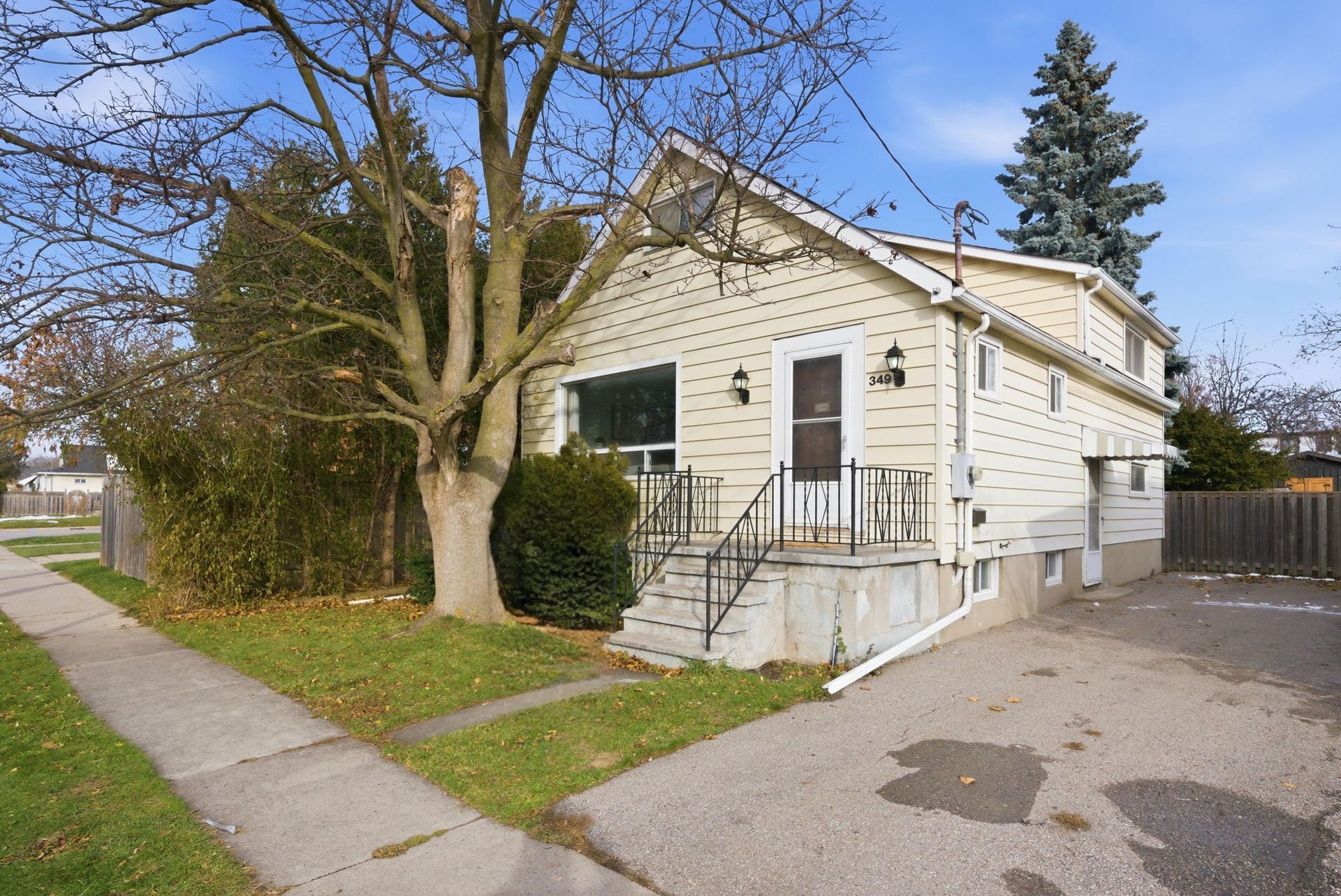 Front exterior of 349 Oshawa Blvd S detached home, listed by Laura  Cooper  Realtor
