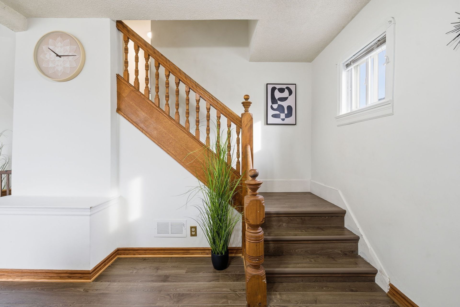 Spacious foyer/entry into backsplit home, listed by Laura Cooper Realtor