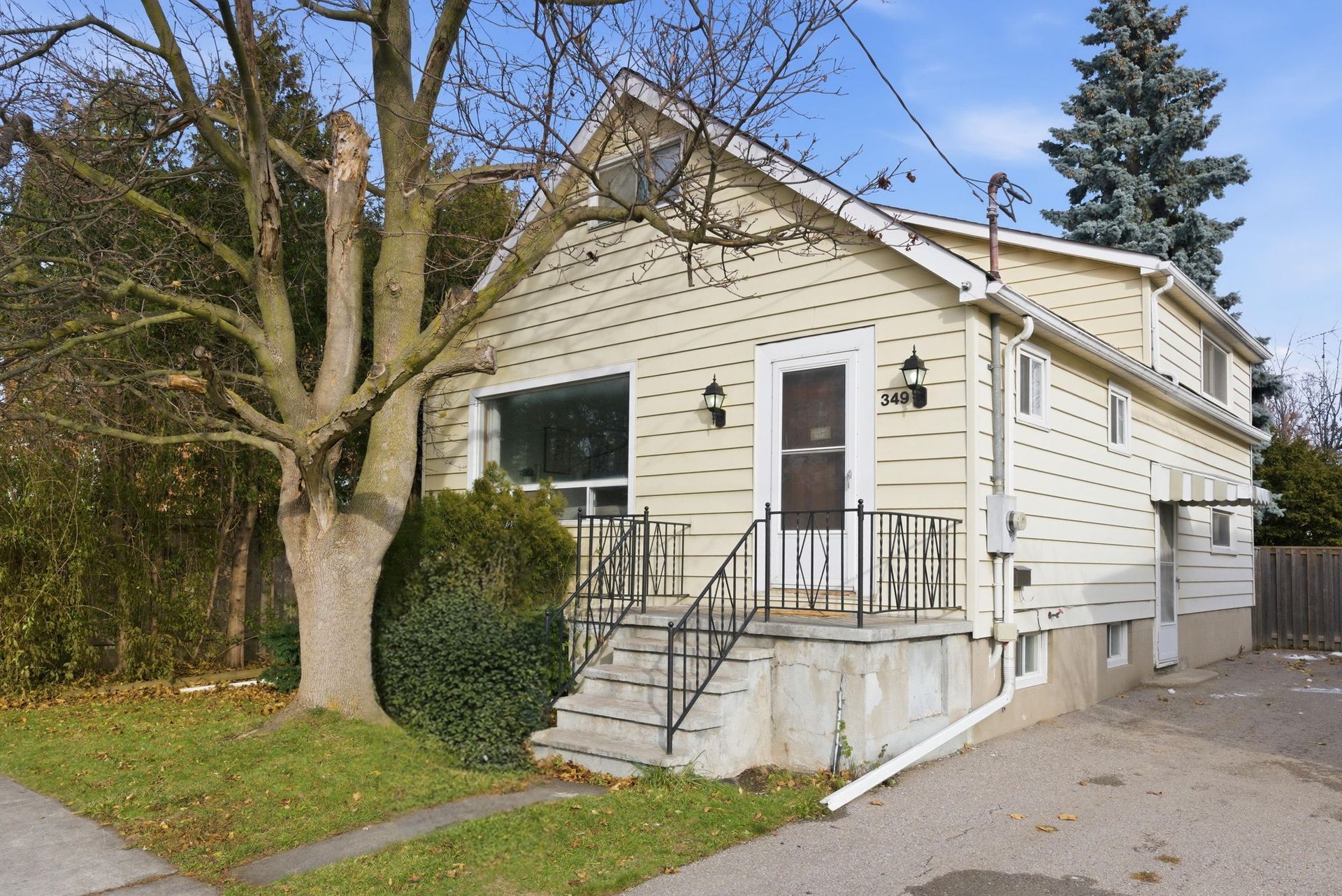 Front exterior of 349 Oshawa Blvd S detached home, listed by Laura Cooper Realtor