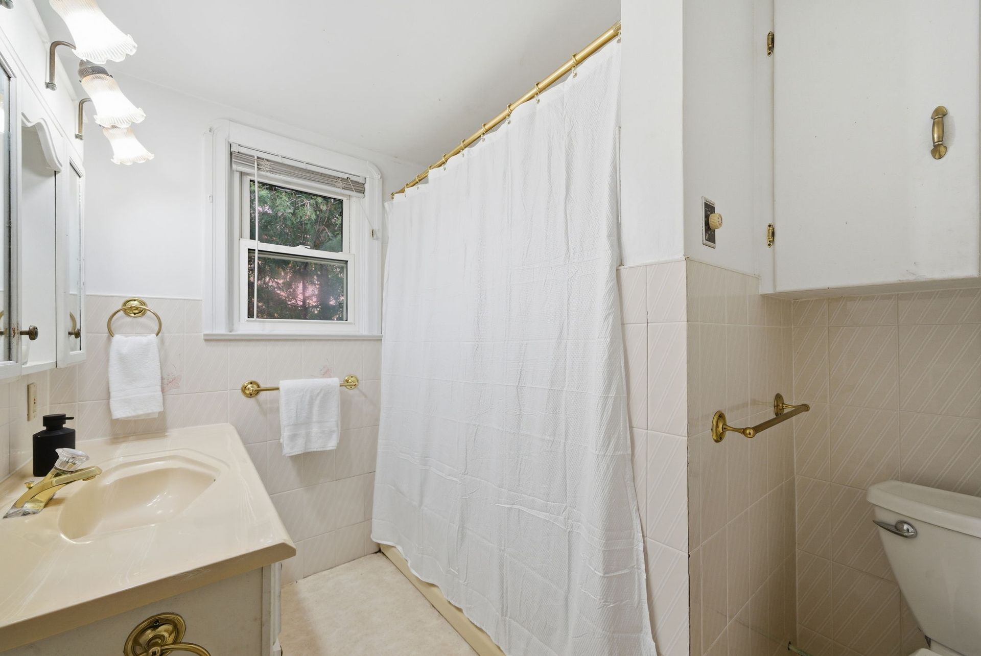 Main bathroom with classic fixtures and finishes, listed by Laura Cooper Realtor