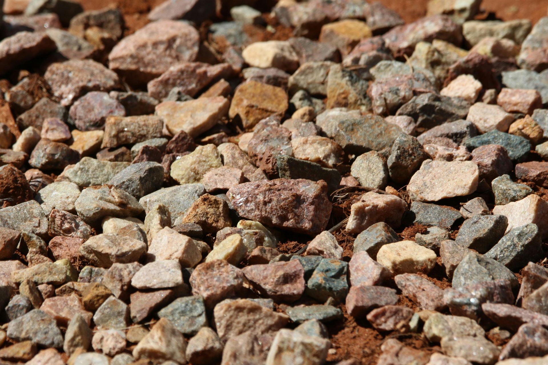 A pile of metal scraps, and aluminum turnings