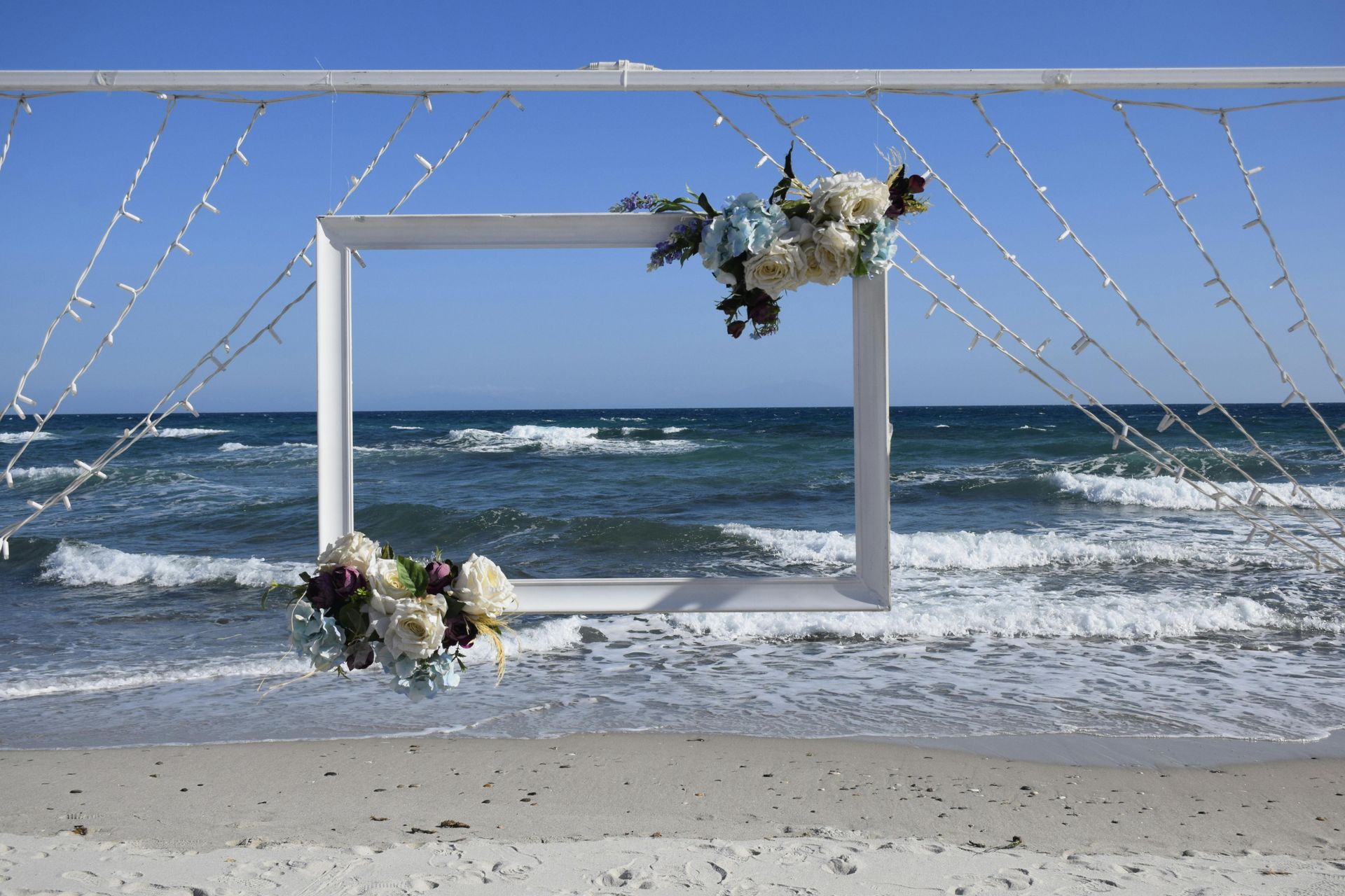 Coastal Chic: Fresh & Tropical Ideas for Your Seaside I Do