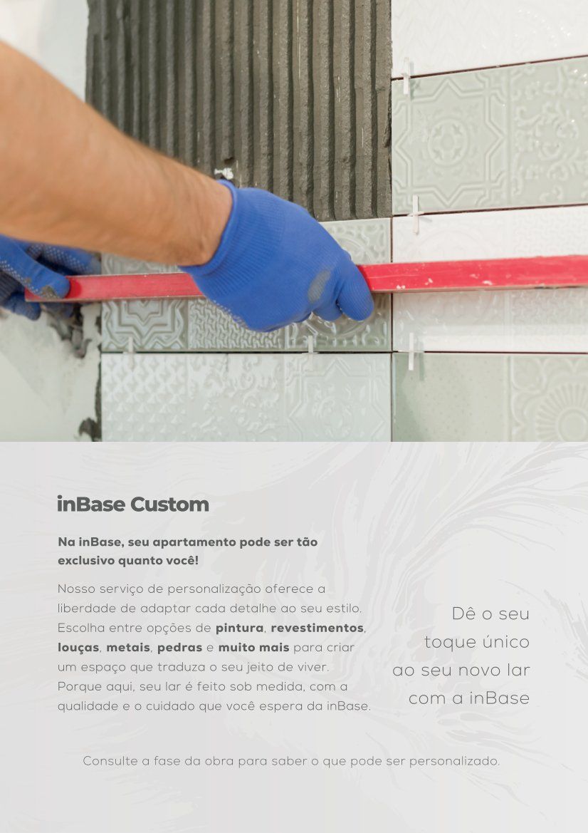 Mão enluvada medindo uma parede com um nível transparente e uma fita métrica durante uma reforma interna.