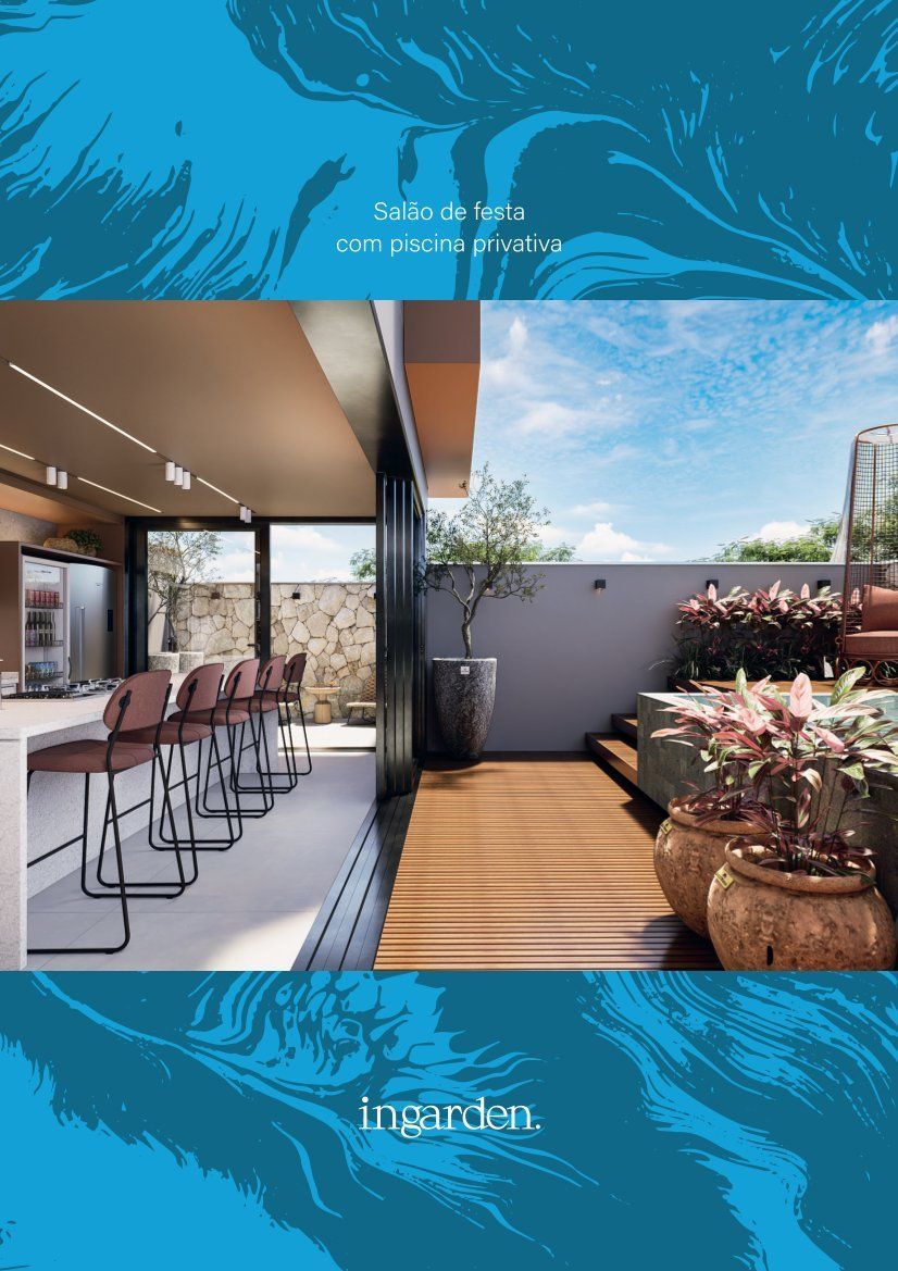 Pátio moderno com balcão, deck de madeira, plantas em vasos e área de jantar integrada com o exterior, sob um céu azul.