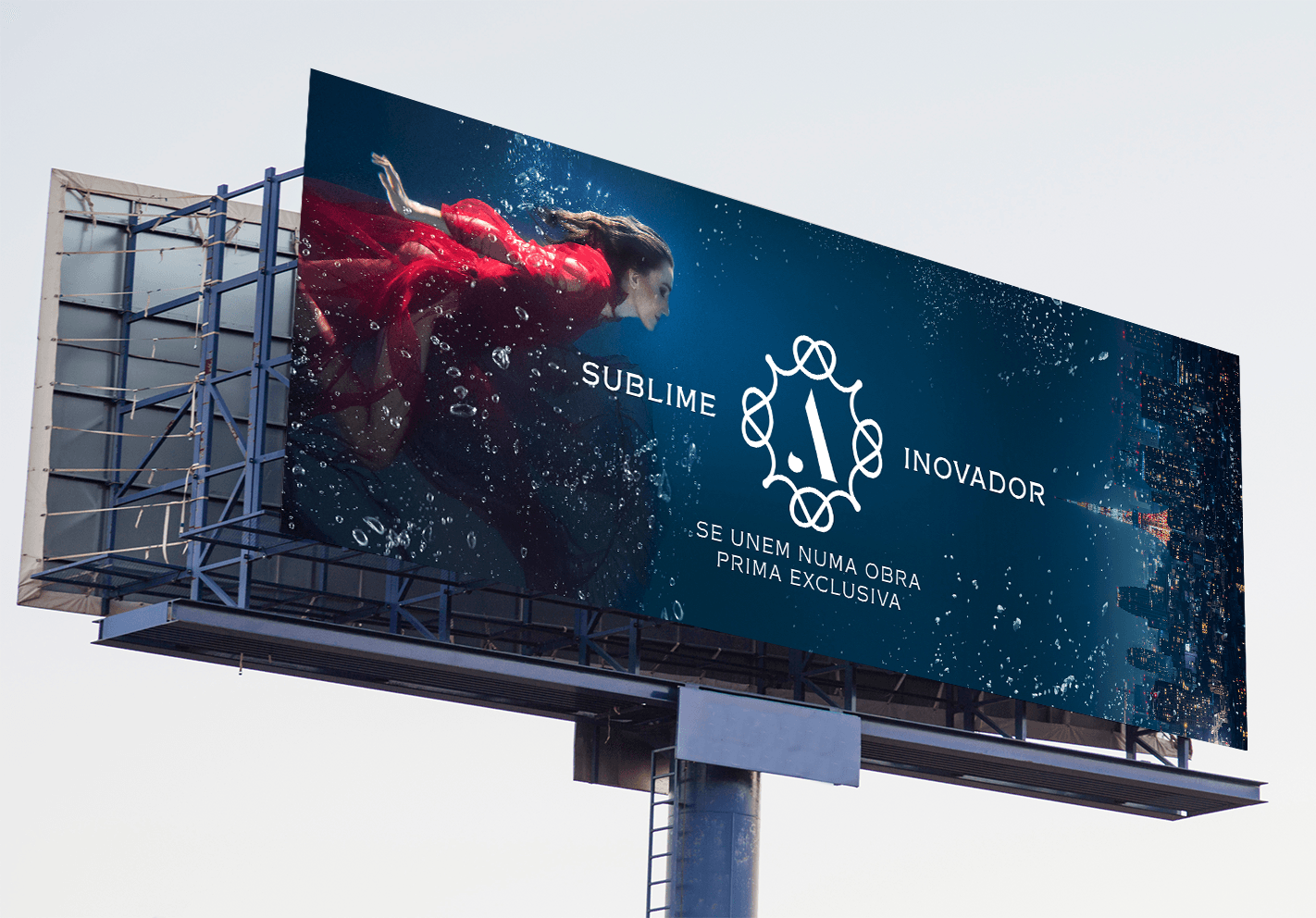 Anúncio em outdoor com um nadador de maiô vermelho contra um fundo azul escuro.
