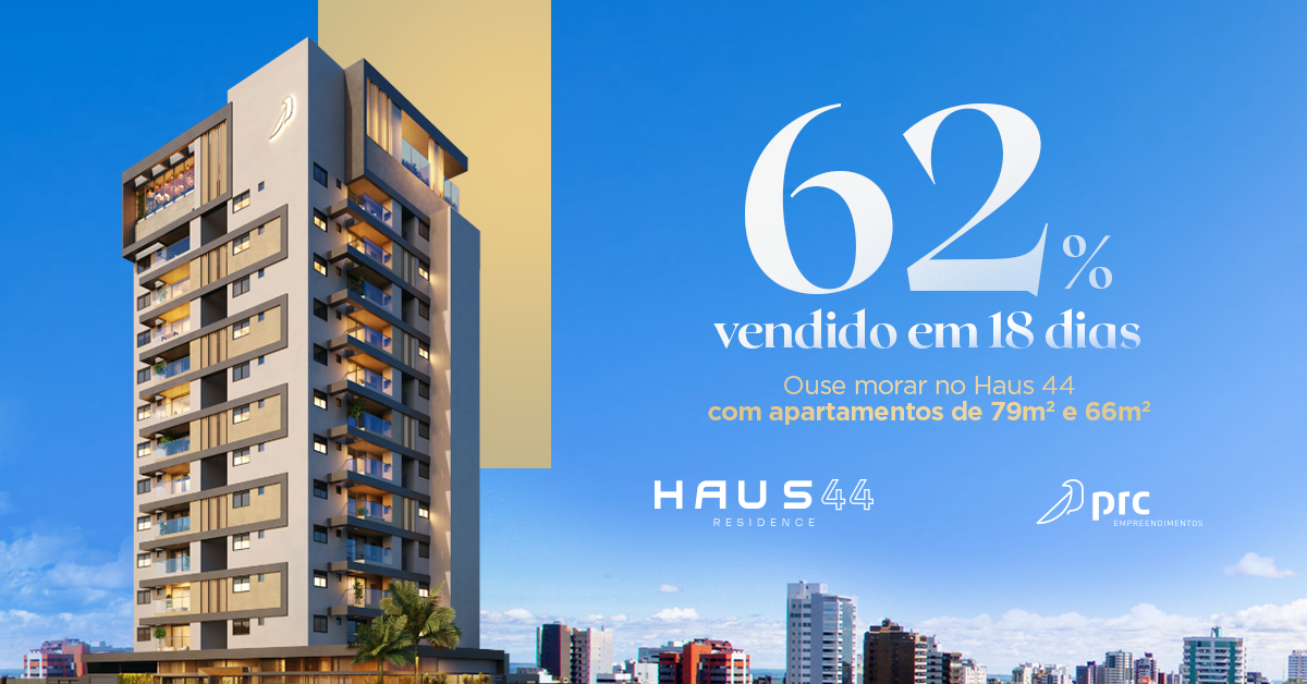 Uma foto de um prédio com o número 62.