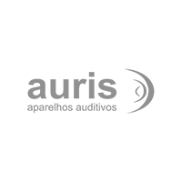 Logotipo da Auris para aparelhos auditivos em cinza com um ícone estilizado de onda sonora e o texto “aparelhos auditivos”.