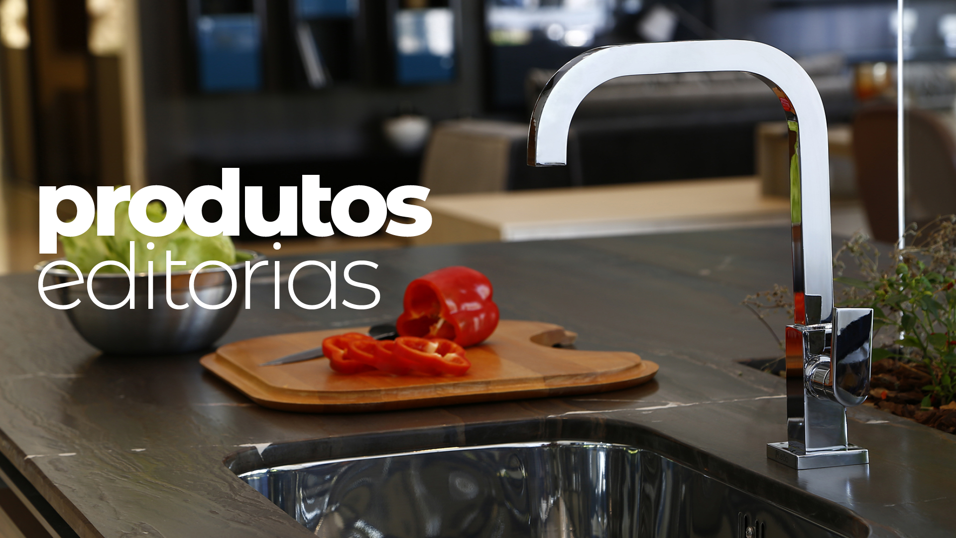 Pia de cozinha com tábua de corte contendo tomates fatiados e torneira branca; texto sobreposto “produtos editoriais”