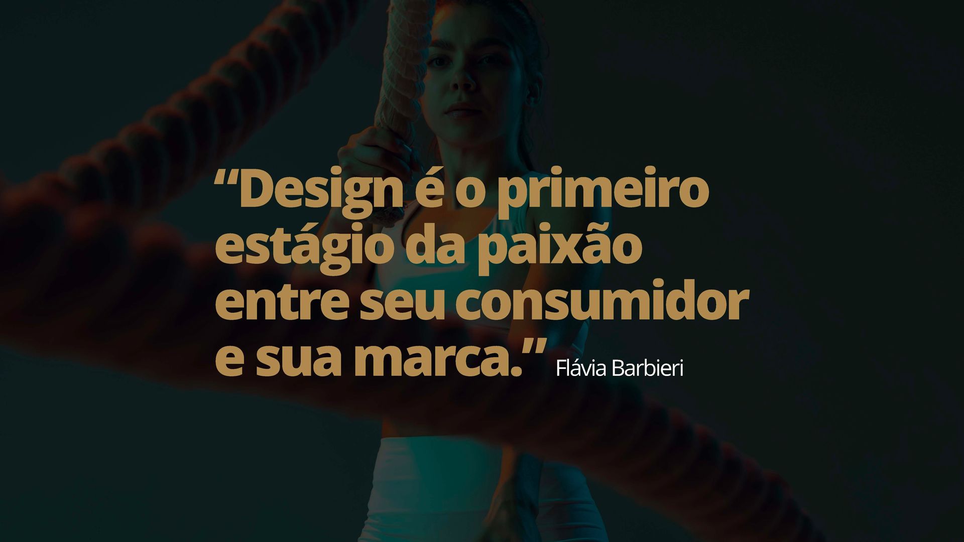 Quote sobre design em texto dourado sobre fundo escuro, com figura humana desfocada ao fundo.