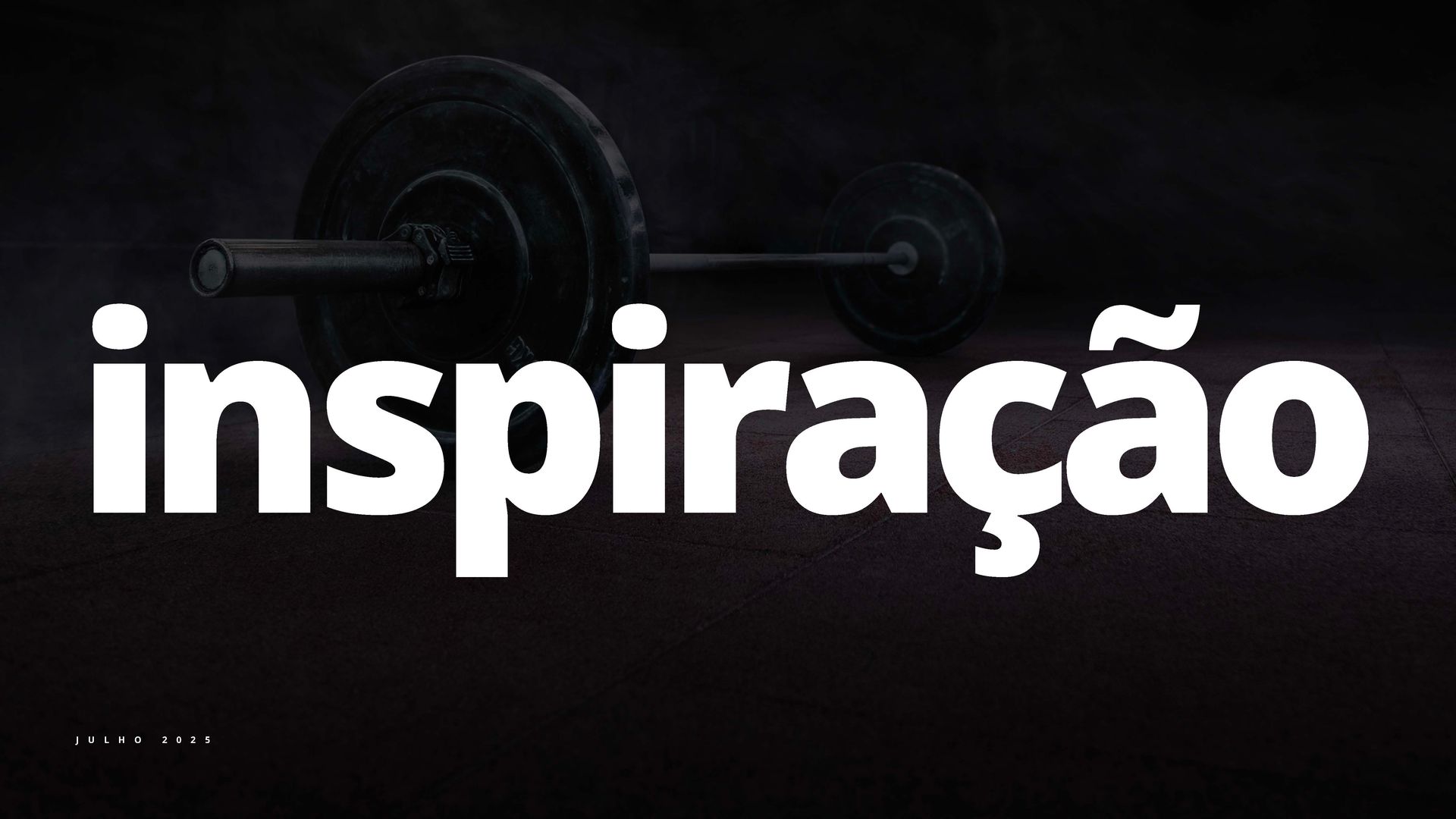 Inspirar do treino com barra e anilhas, e a palavra “inspiração” em branco sobre fundo escuro