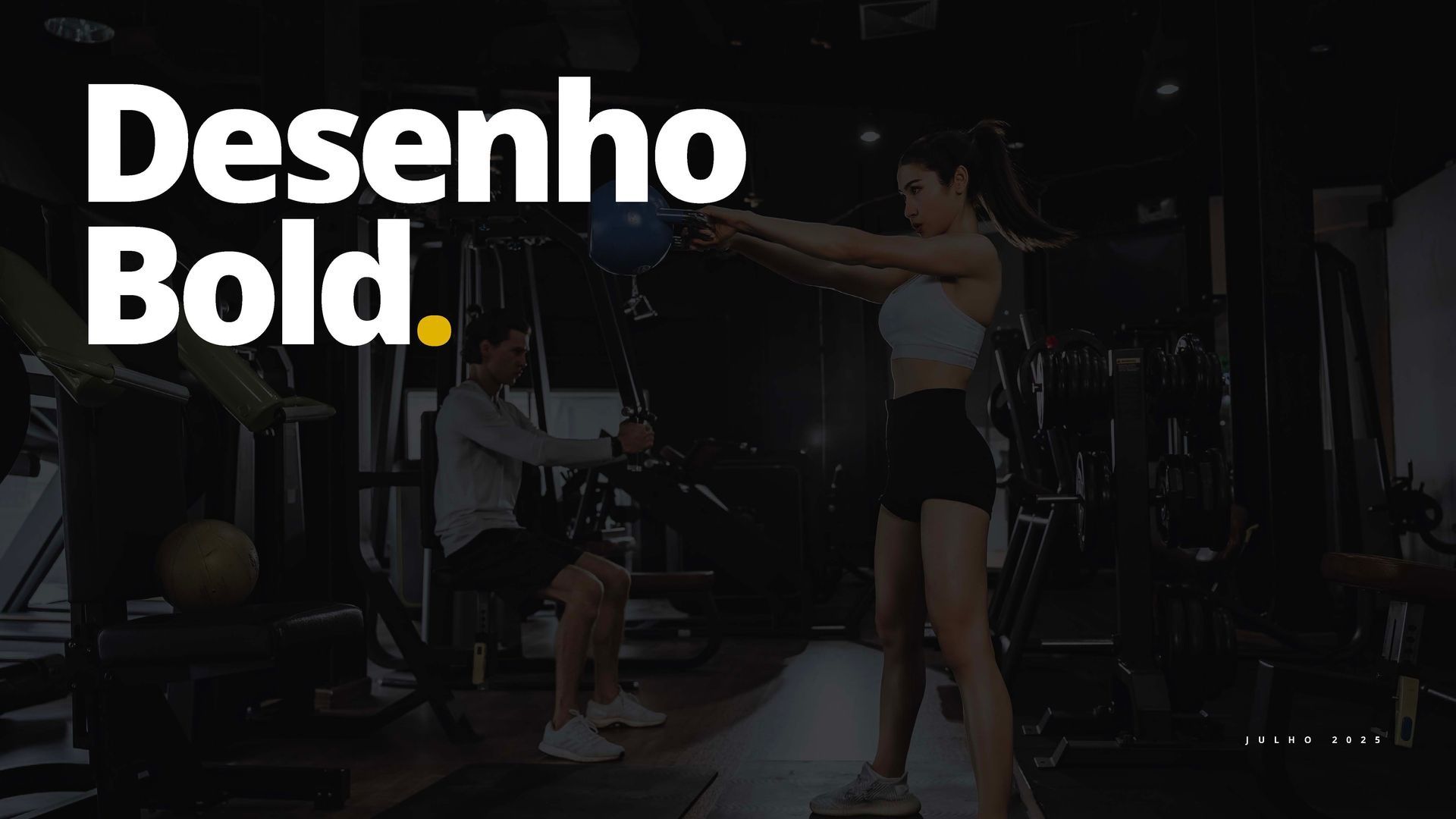 Pessoa treinando em uma academia pouco iluminada com a inscrição em negrito branco 