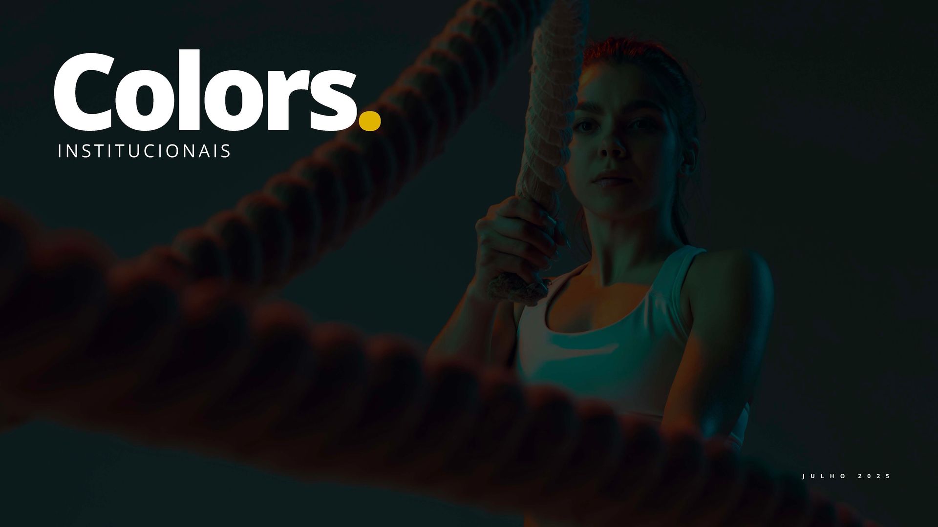 Promoção de fitness colorida com uma mulher segurando cordas de batalha em um fundo escuro.