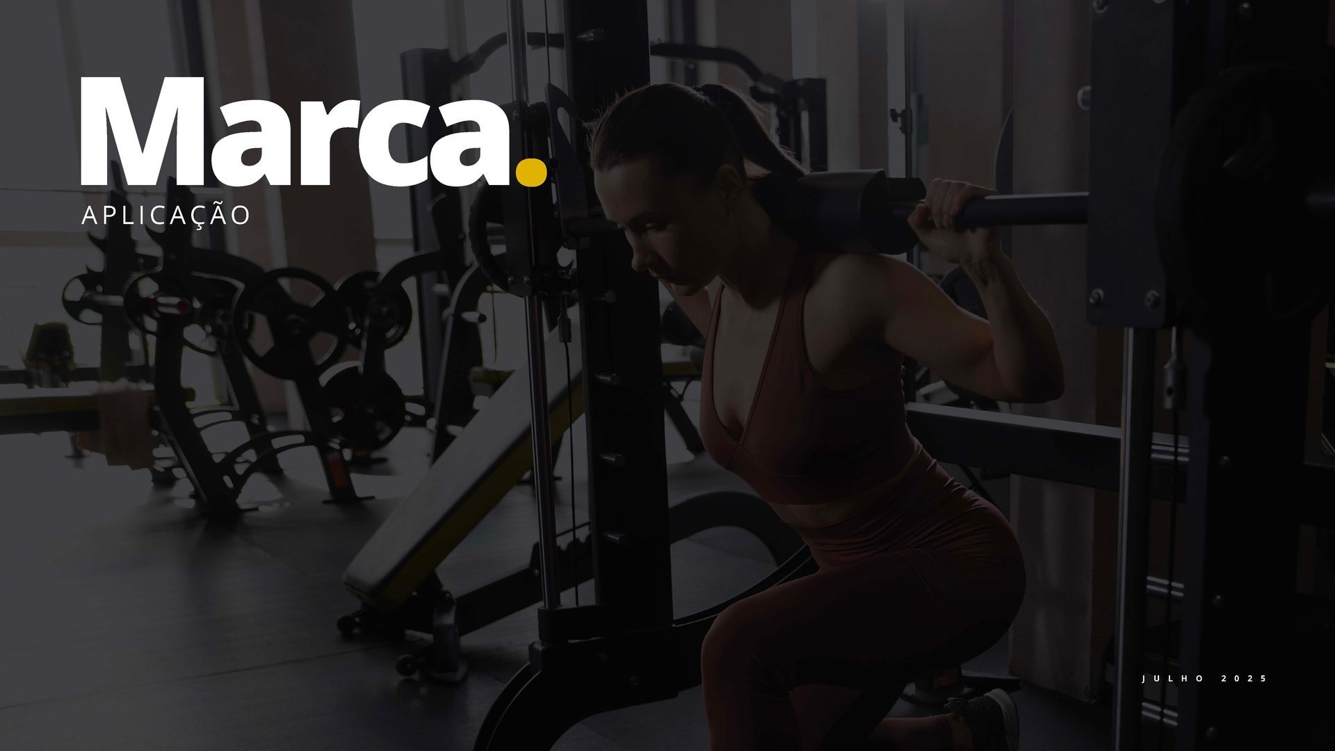 Logotipo da marca “Marca” sobre uma cena de ginásio com pouca luz, onde uma mulher se exercita em um aparelho.
