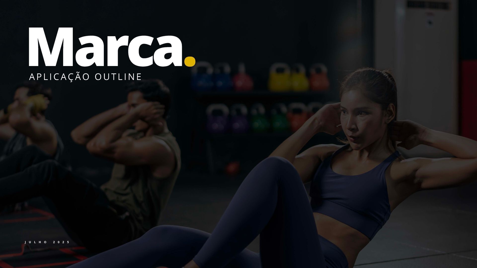 Pessoas se exercitando em colchonetes em uma academia pouco iluminada, com o logotipo 