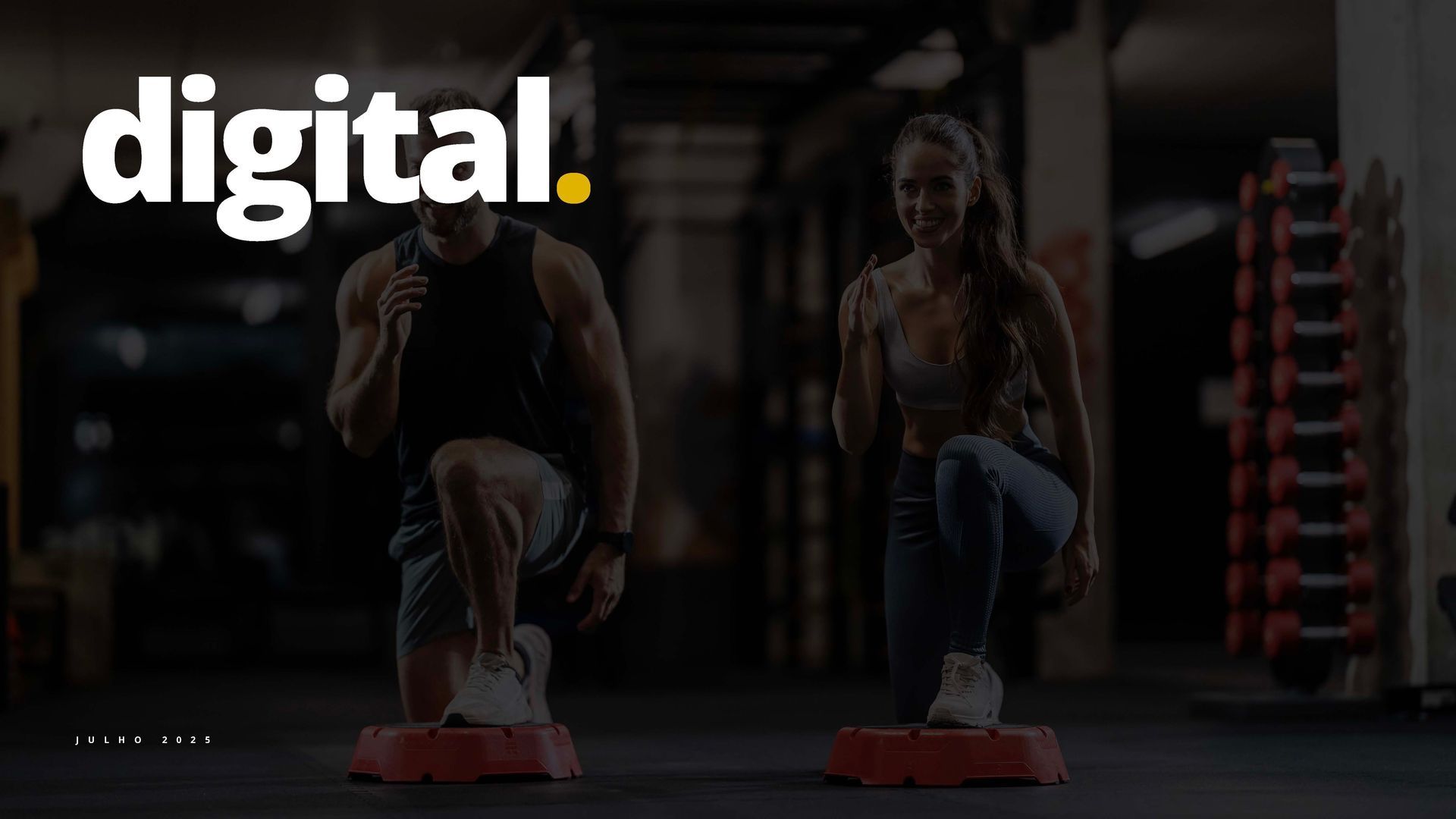 Duas pessoas se exercitando em plataformas de step em uma academia pouco iluminada, com um logotipo branco 