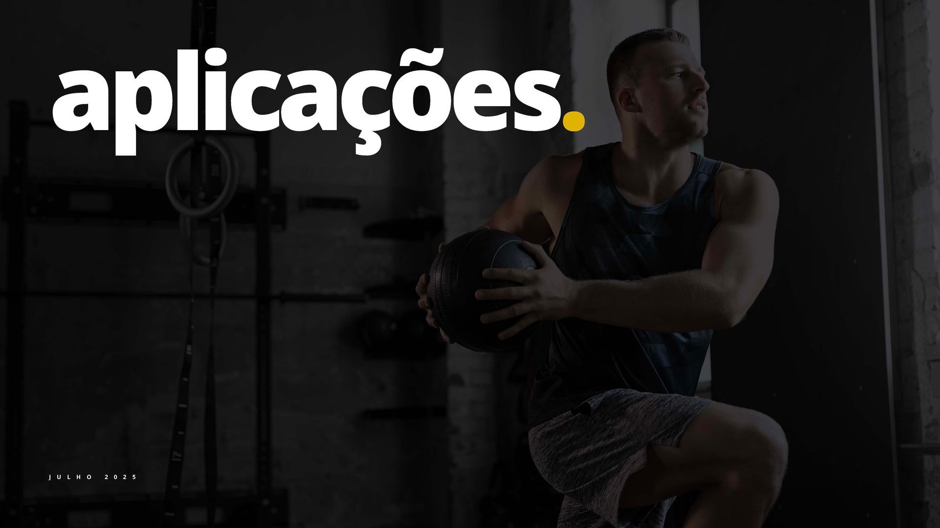 Pessoa exercitando-se com bola medicinal em academia escura, com a palavra “aplicações.” no canto superior esquerdo.
