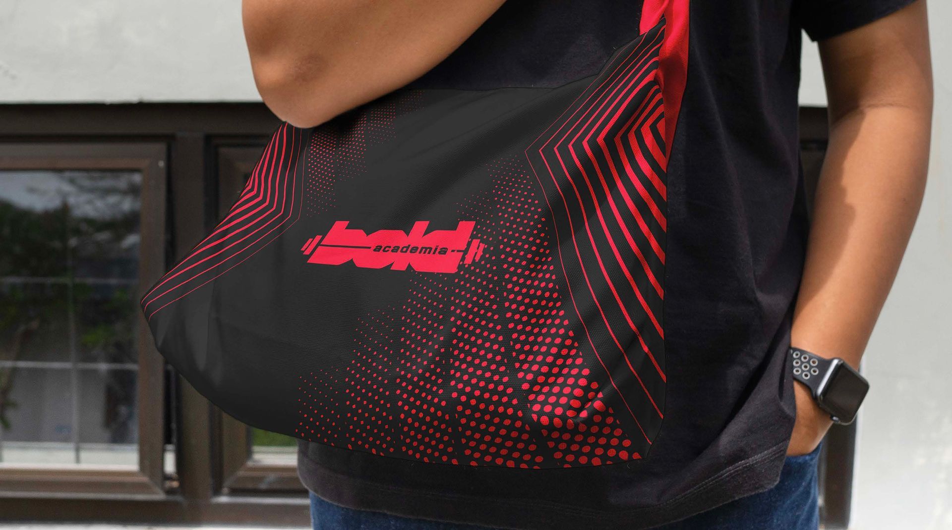 Pessoa vestindo camisa preta e bolsa tiracolo vermelha estampada ao ar livre