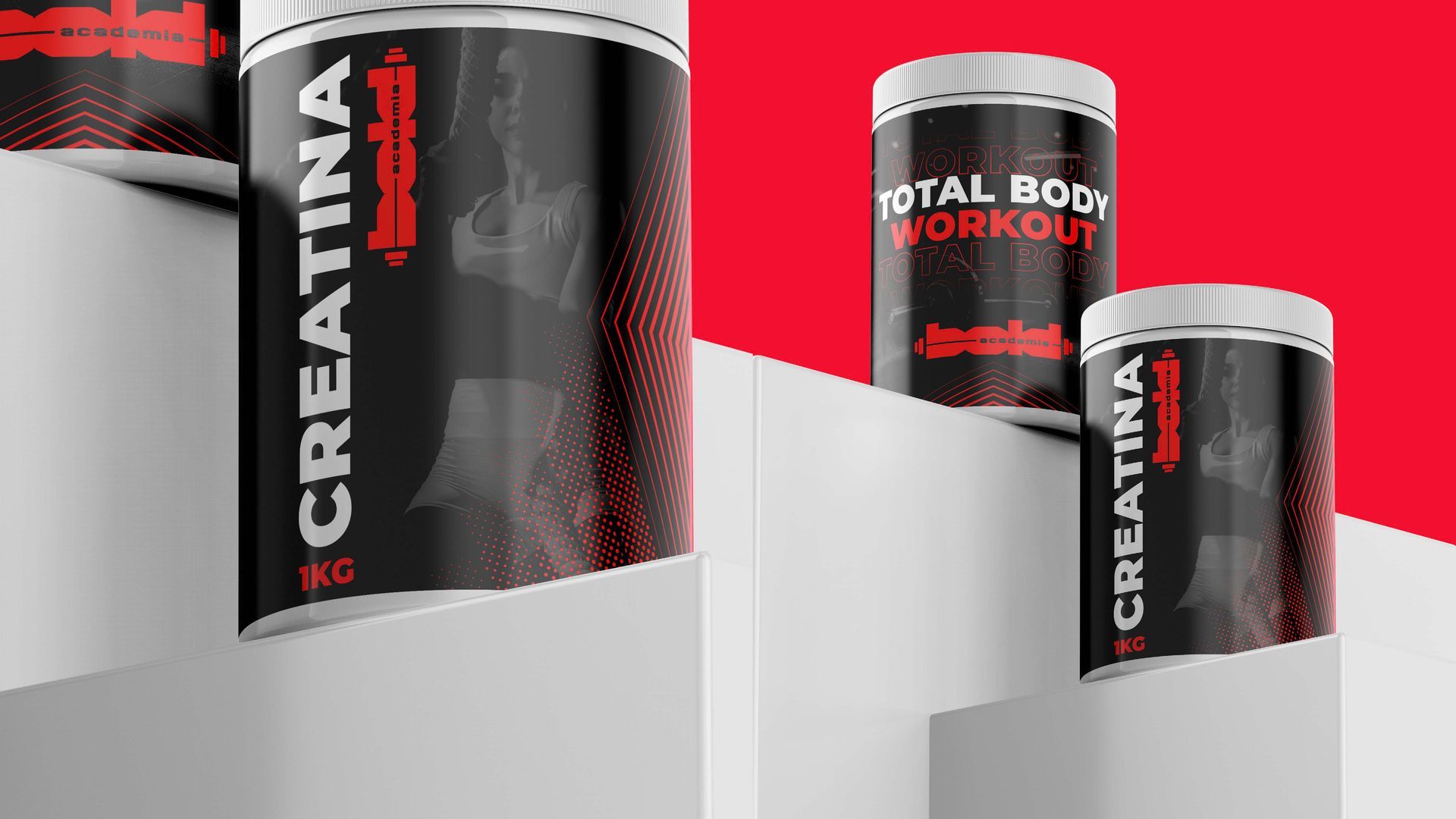 Potes de suplementos vermelhos e pretos sobre blocos brancos, com embalagens de creatina e Total Body Workout.