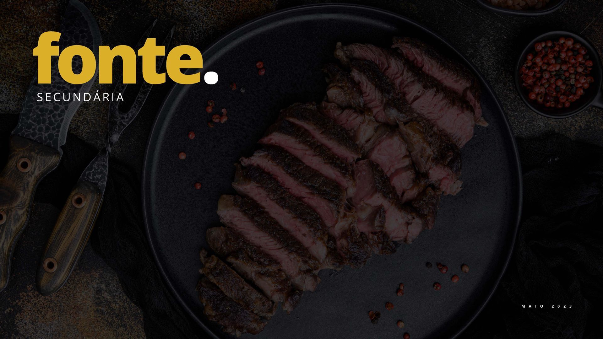 Bife fatiado em um prato escuro, com utensílios e temperos em um ambiente mal iluminado. A palavra