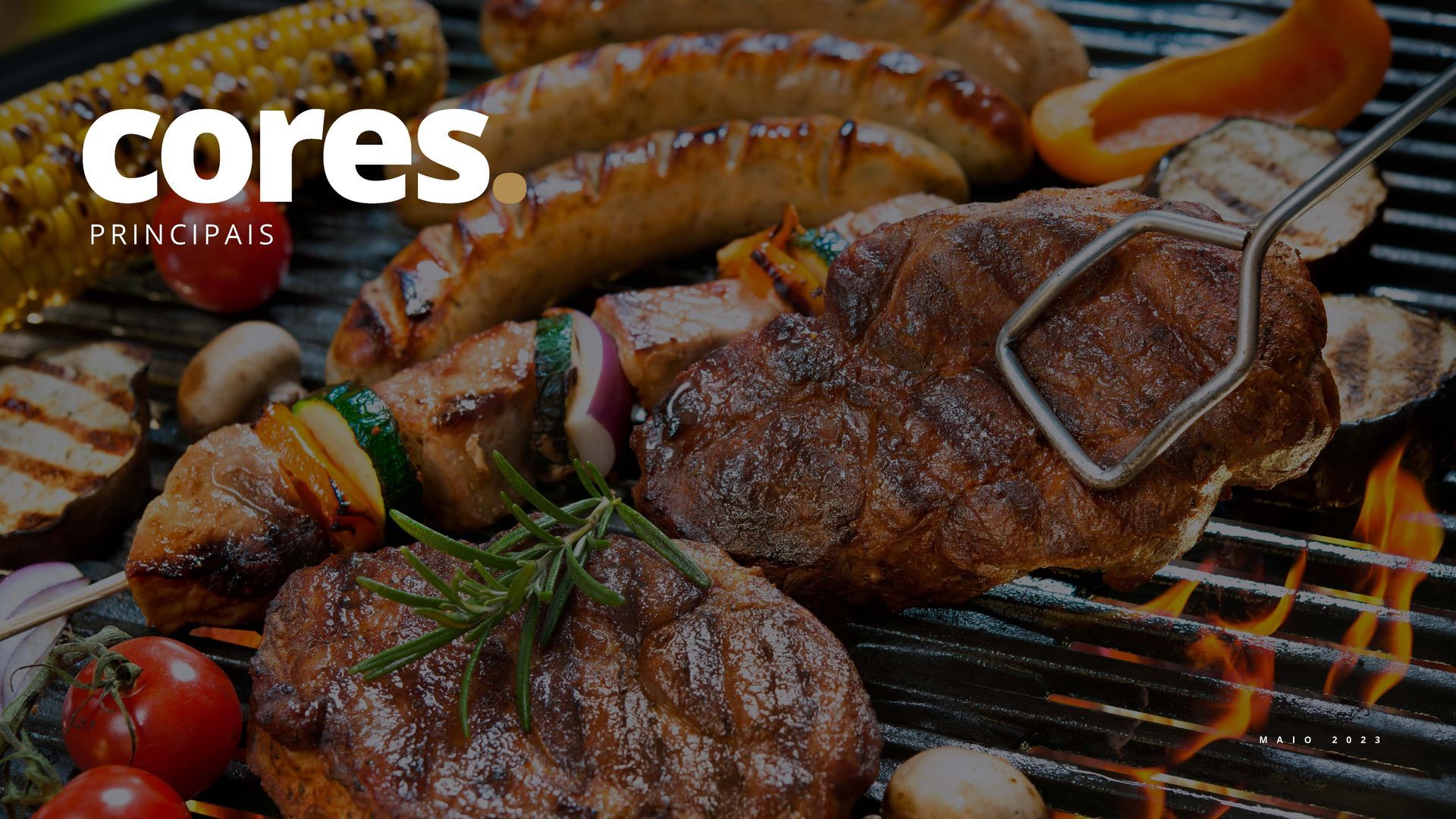 Carne, vegetais e salsichas grelhados em uma churrasqueira, com chamas visíveis abaixo.