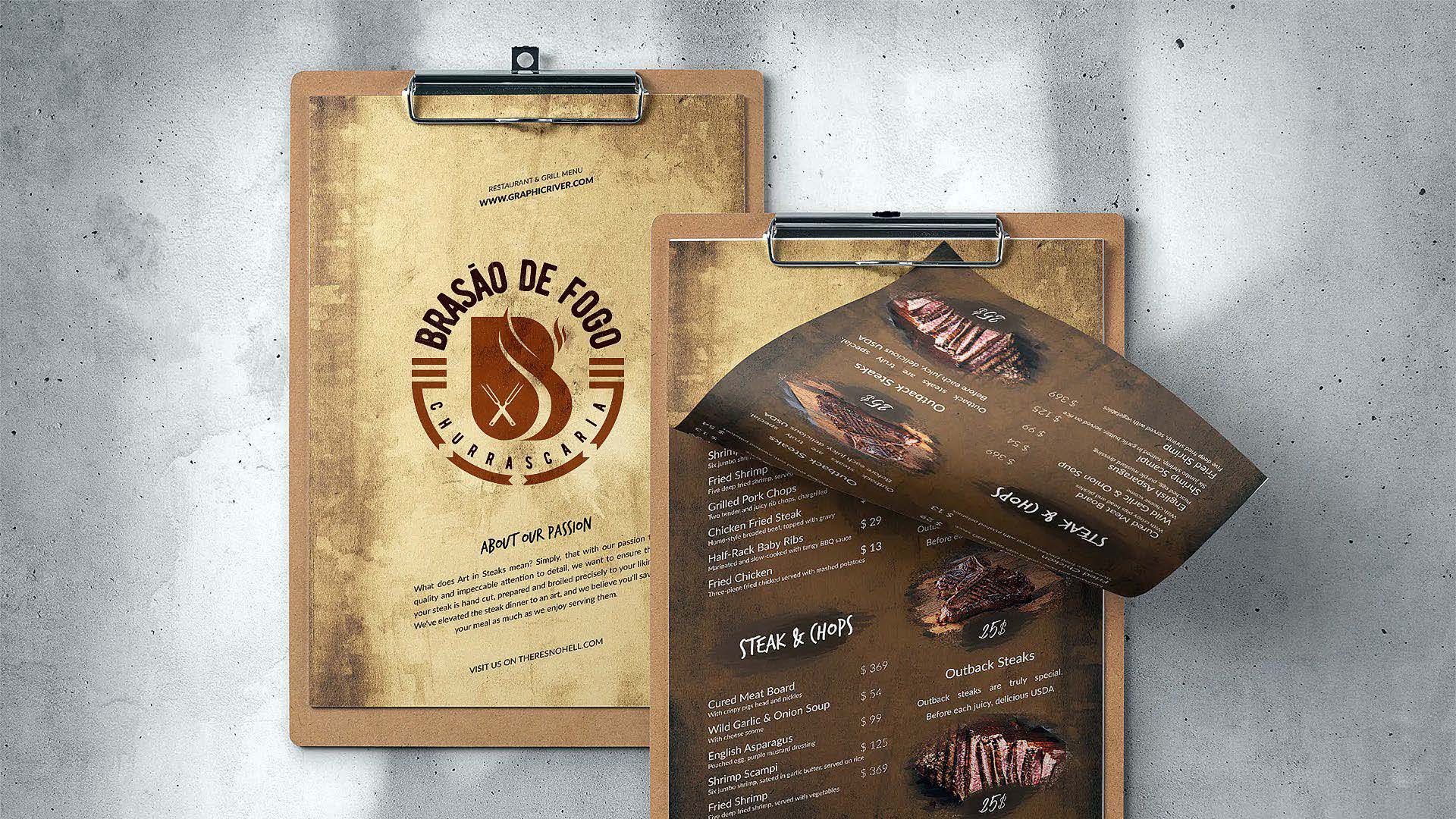Dois cardápios de prancheta marrom com o logotipo de uma churrascaria, um deles com uma página parcialmente virada revelando a comida.